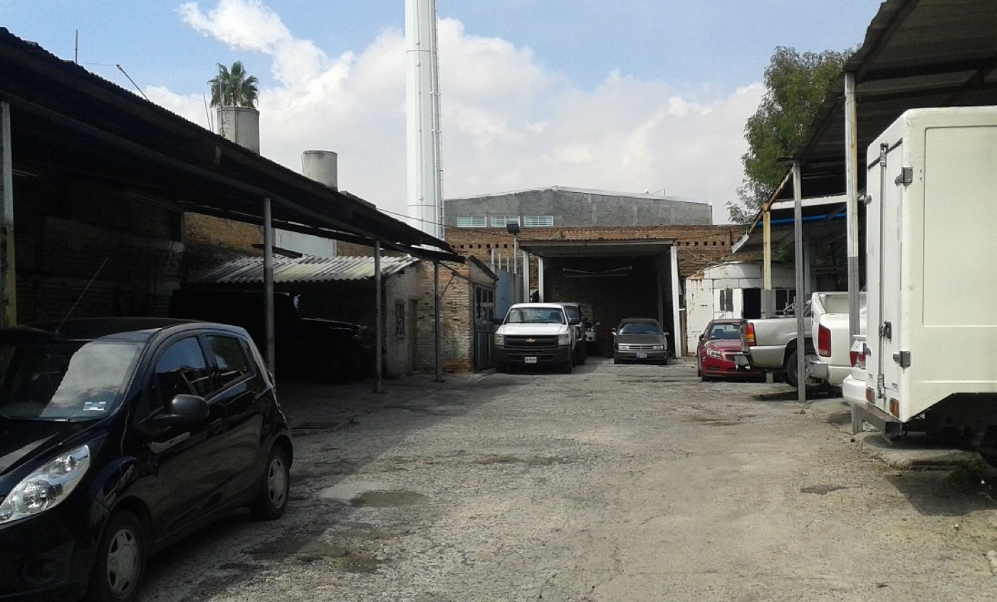 Patio del taller con autos
